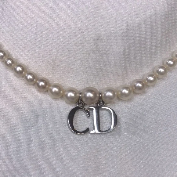 ⭐️ Authentic Dior Pendant Pearl Choker Necklace 💫 - Picture 4 of 10